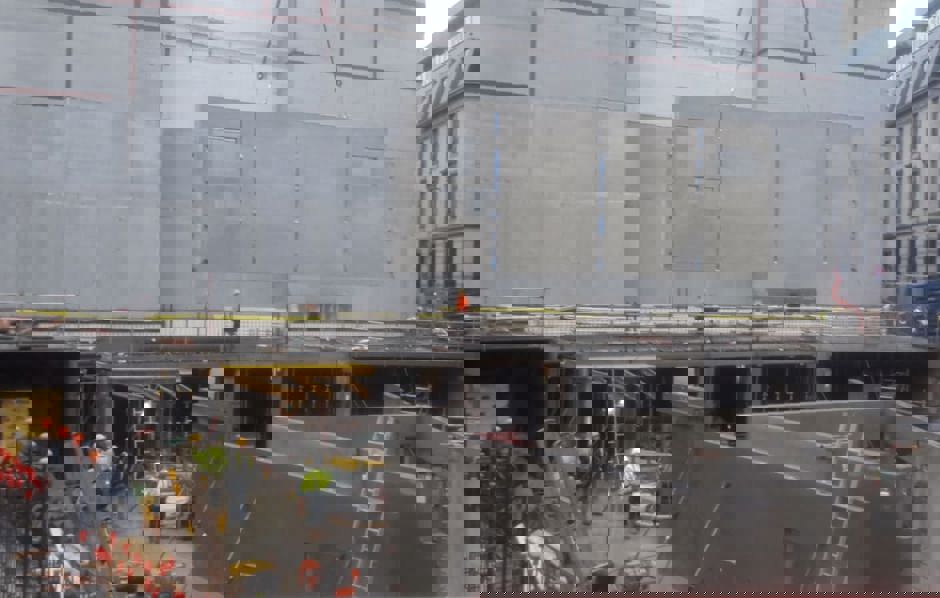 Continuous flow in prefab building